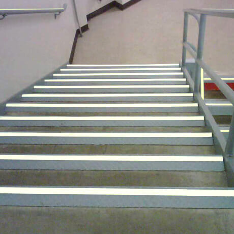 Steps marking applied to horizontal leading edge